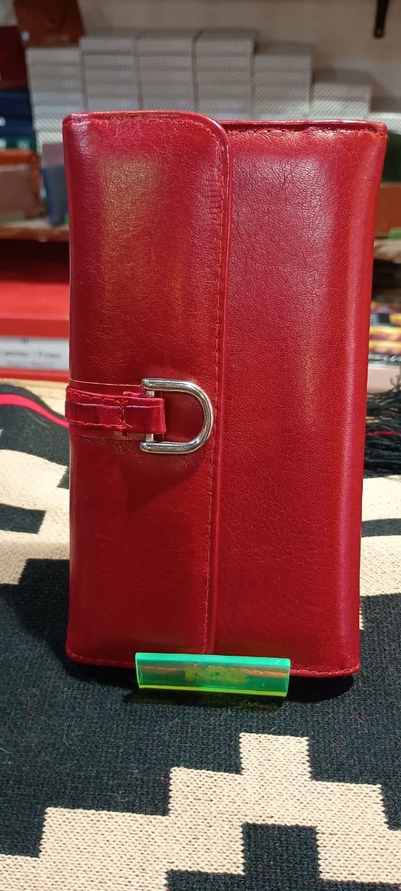 Billetera de Cuero Rojo con Hebilla 